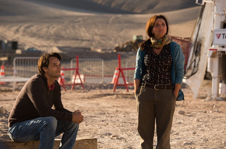 ©2015 ALCON ENTERTAINMENT, LLC Photo Credit: Beatrice Aguirre. Caption: (L-r) RODRIGO SANTORO as Laurence Golborne and JULIETTE BINOCHE as María Segovia in Alcon Entertainment’s true-life drama “THE 33,” a Warner Bros. Pictures Release.