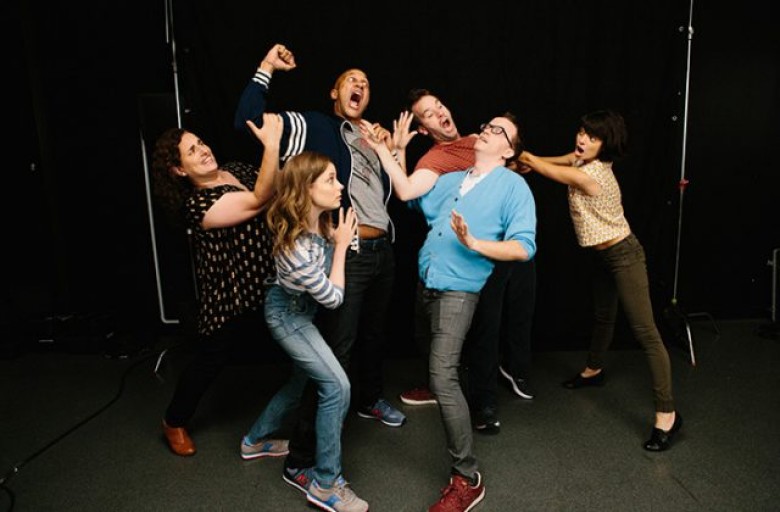 (L-R) Tami Sagher (Lindsay), Gillian Jacobs (Samantha), Keegan-Michael Key (Jack), Mike Birbiglia (Miles), Chris Gethard (Bill), Kate Micucci (Allison) in Mike Birbiglia’s DON’T THINK TWICE.