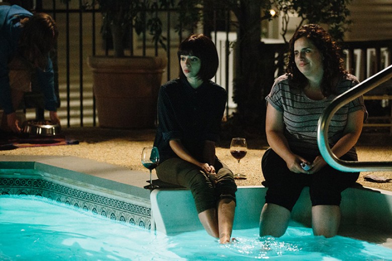 (L-R) Kate Micucci (Allison), Tami Sagher (Lindsay) in Mike Birbiglia’s DON’T THINK TWICE.