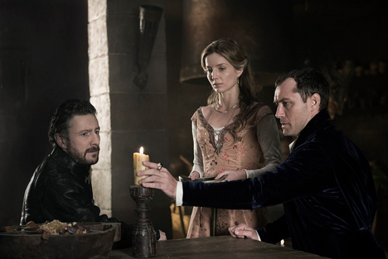 © 2017 WARNER BROS. ENT. INC., VILLAGE ROADSHOW FILMS NORTH AMERICA INC. AND RATPAC-DUNE ENT. LLC – U.S., CANADA, BAHAMAS & BERMUDA © 2017 WARNER BROS. ENT. INC., VILLAGE ROADSHOW FILMS (BVI) LIMITED AND RATPAC-DUNE ENT. LLC – ALL OTHER TERRITORIES Photo 