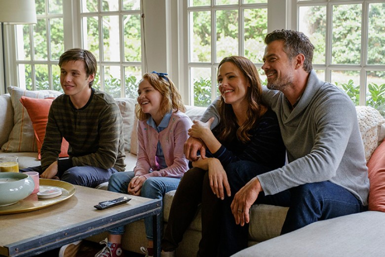 Nick Robinson (Simon), Talitha Bateman (Nora), Jennifer Garner (Emily), and Josh Duhamel (Jack) star in Twentieth Century Fox’s LOVE, SIMON. Photo Credit: Ben Rothstein.
