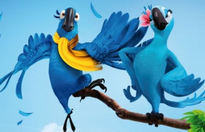 Blu (Jesse Eisenberg) and Jewel (Anne Hathaway) 