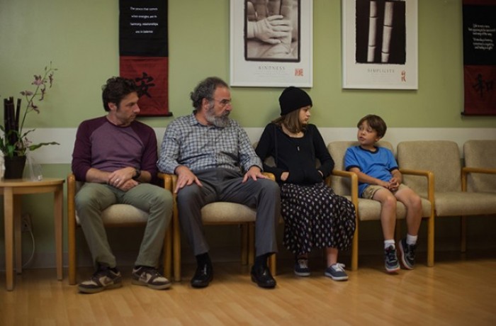 (L to R) Zach Braff as Aiden, Mandy Patinkin as Gabe, Joey King as Grace, and Pierce Gagnon as Tucker, Credit: Merie Weismiller Wallace, SMPSP / Focus Features