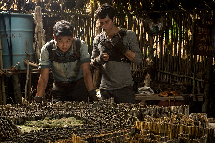 Minho (Ki Hong Lee, left) and Thomas (Dylan O´Brien, right) devise an escape plan. Ph: Ben Rothstein TM and © 2014 Twentieth Century Fox Film Corporation. All Rights Reserved. Not for sale or duplication.