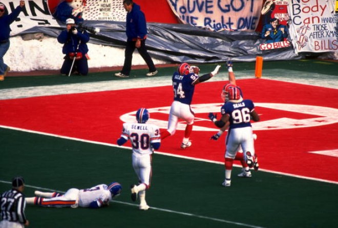 Former Bills LB Carlton Bailey scores on interception return vs Denver in 1992 AFC Championship game