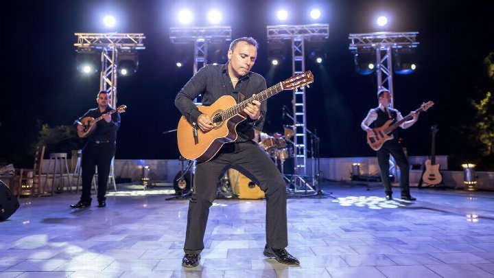 Pavlo and Band in concert!